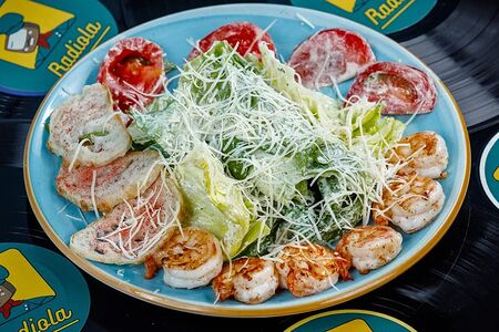 Салат Цезарь c тигровыми креветками