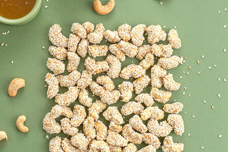 Кешью, жаренное с медом и кунжутом