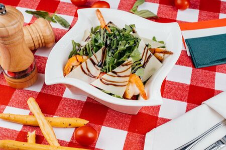 Руккола с тигровыми креветками, помидорами Черри и сыром пармезан