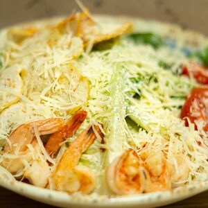 Цезарь с тигровыми креветками