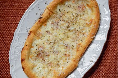 Лепешка с сыром таледжио и трюфельным кремом