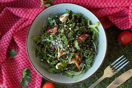 Салат с мини-моцареллой и черри