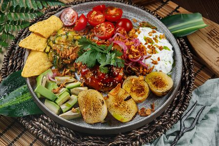 Жареный цыпленок корнишон с соусом Дзадзики и овощами