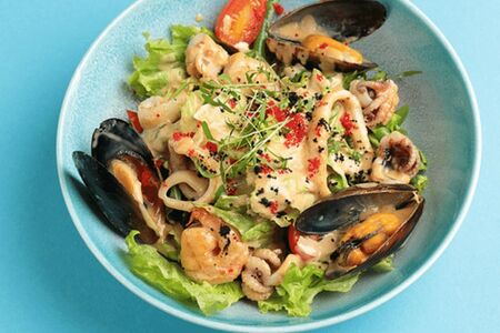 Теплый с морепродуктами и сливочно-устричным соусом