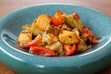 Салат с жареной брынзой, баклажанами и зеленью