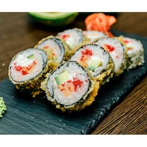 Жареный ролл с лососем