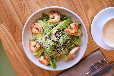 Тигровые креветки с киноа и авокадо