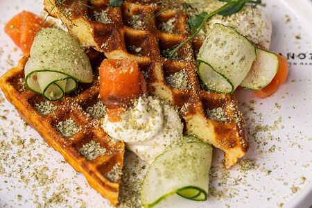 Вафли с пармезаном и лососем