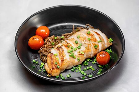 Индейка с гречневой лапшой и томатами