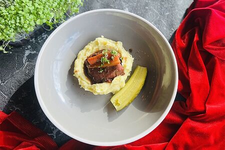 Томлёная телятина под соусом демиглас