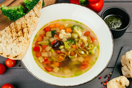 Овощной суп минестроне с хлебом чиабатта