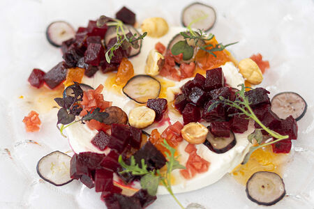 Печеная свекла с козьим сыром и жареным фундуком