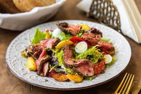 Салатъ с ростбифомъ подъ медово-горчичнымъ соусомъ