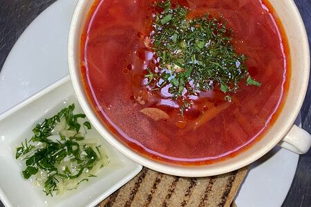 Борщ с гренками и чесноком