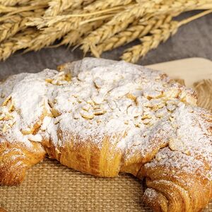 Круассан с миндальным кремом