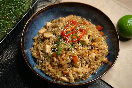 Жареный рис с курицей