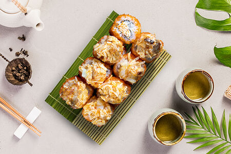 Горячий ролл с крабом и гребешком