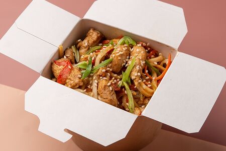 Вок с соусом Том ям и куриным филе