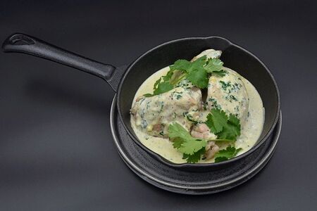 Цыпленок чкмерули в сливочном соусе