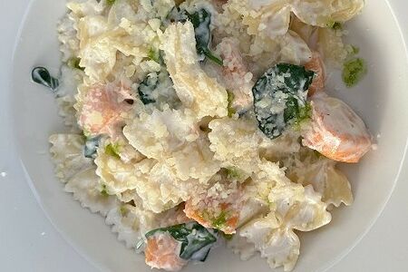 Паста фарфалле с лососем и шпинатом