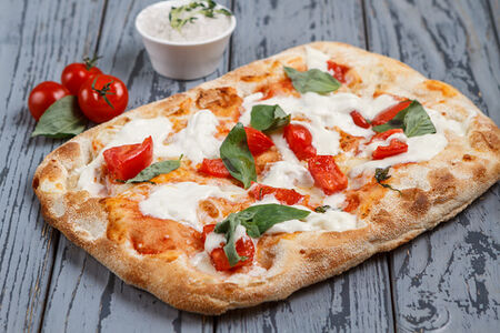 Римская пицца с томатами и страчателлой