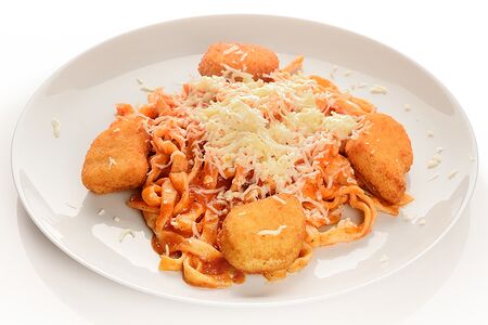 Лапша вок с томатным соусом и наггетсами