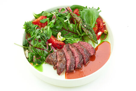 Стейк-салат с копчеными томатами  и орехами кешью