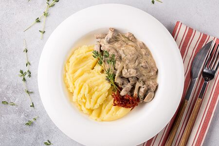 Бефстроганов с пюре