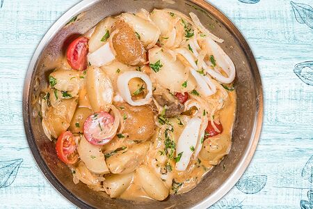 Картофель или паста с кальмаром в белом соусе