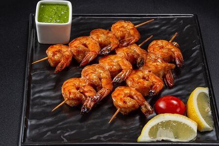 Креветки тигровые на углях с кунжутным соусом