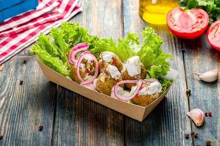 Салат с фалафелем