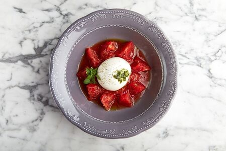 Буррата с песто и сладкими томатами