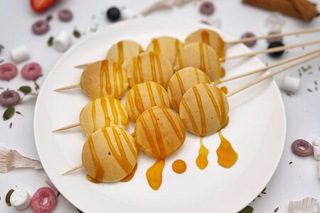 Мини-панкейки с соусом