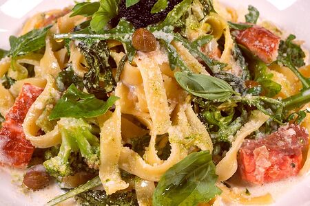 Феттуччине с подкопчённым лососем 