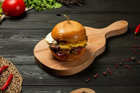 Бургер с рубленой говядиной, яйцом и острым соусом