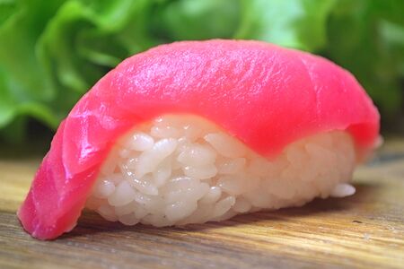 Суши с тунцом