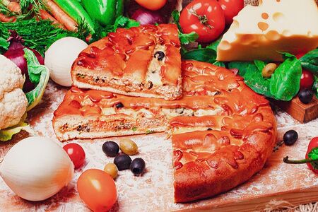 Пирог Закусочный - говядина, помидоры, сыр, маслины