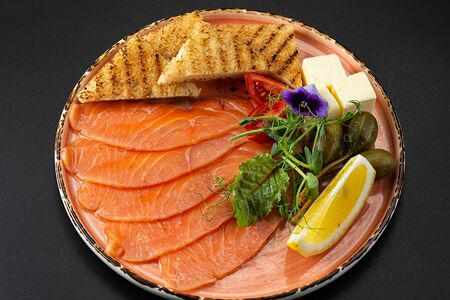 Семга малосоленая с тостами и сливочным маслом