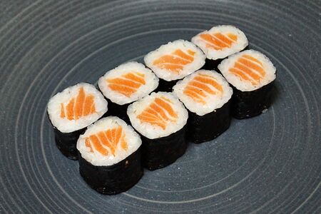 Ролл с лососем малый