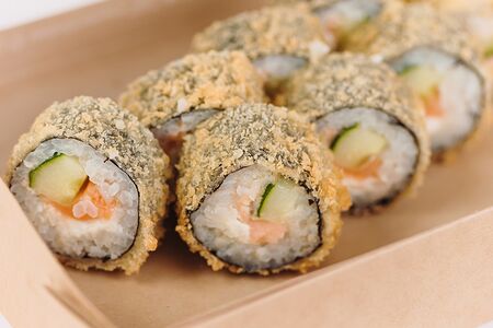 Горячий ролл с лососем