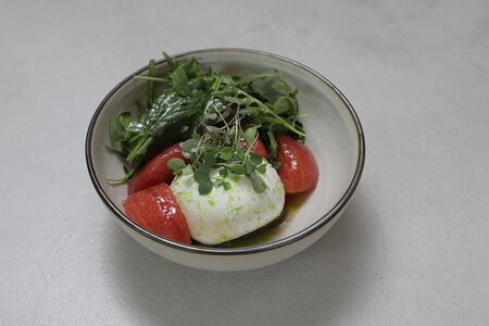 Буррата с зеленым салатом и рагу из томатов