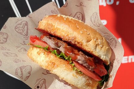 Бургер с говяжьей котлетой