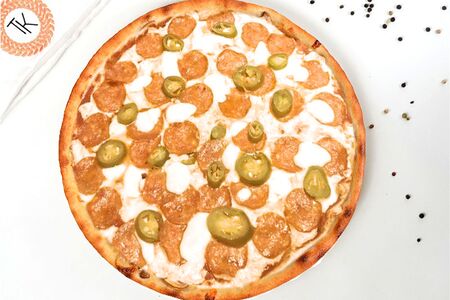 Острая пицца Чоризо с халапеньо