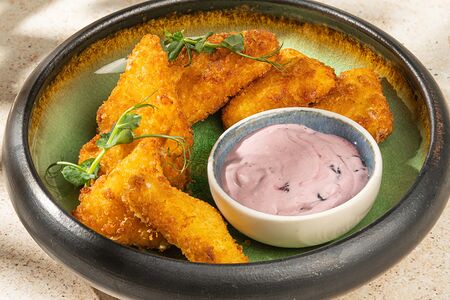 Жареный сыр сулугуни с соусом из смородины