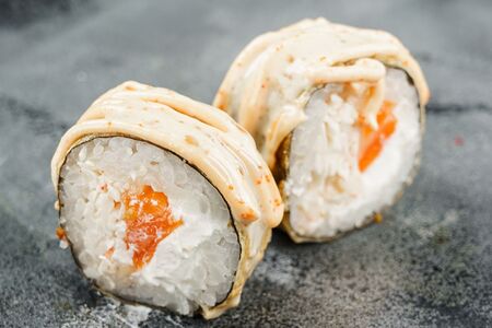 Темпура ролл с лососем и такуаном