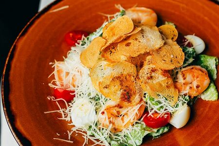 Салат Цезарь с креветками