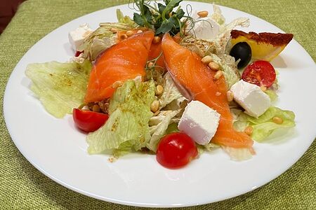 Салат с лососем и брынзой