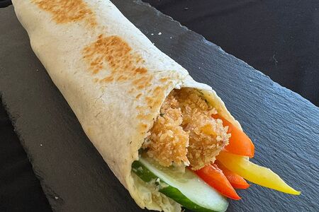 Фирменный ролл в тортилье лосось