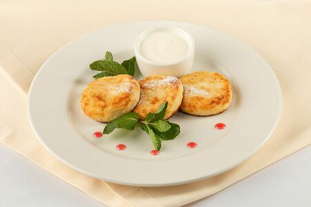 Сырники творожные со сметаной