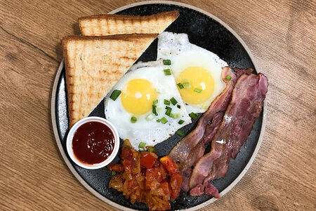 Яичница с беконом и томатом